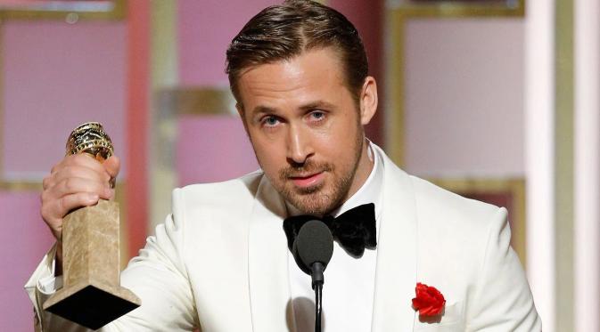 Ryan Gosling saat menerima penghargaan Golden Globes (Paul Drinkwater/People.com)