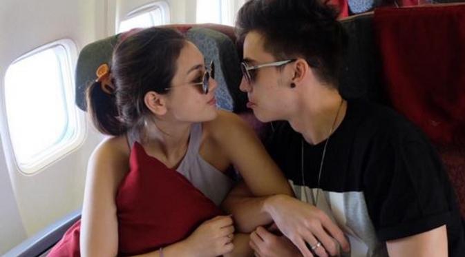 Stefan William dan Celine Evangelista foto bersama dalam pesawat (Instagram/@stefannwilliam)