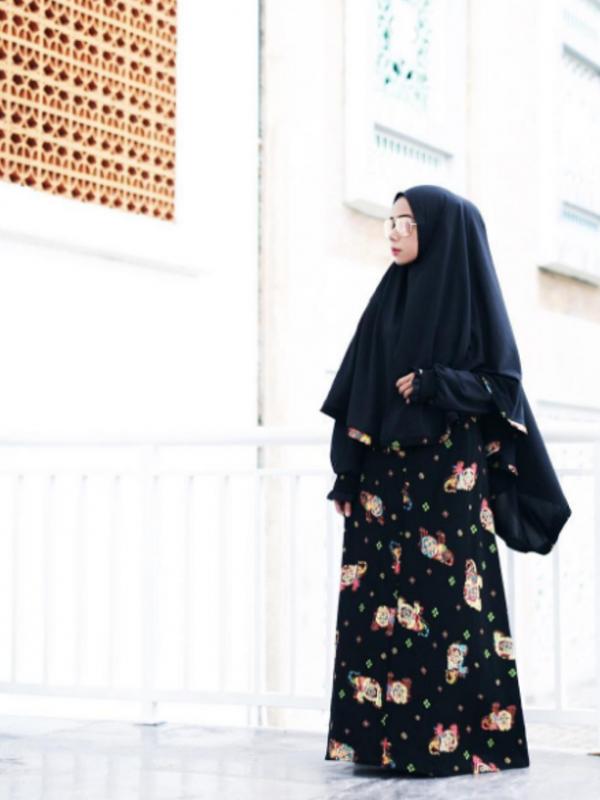 Di sini, kamu bisa tahu  nih outfit yang sering dipakai hijabers masakini. (via: Instagram/@sonyasams)