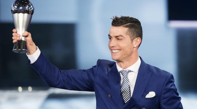 Cristiano Ronaldo mengangkat trofi penghargaan setelah terpilih menjadi pemain terbaik FIFA 2016. (Ennio Leanza/Keystone)