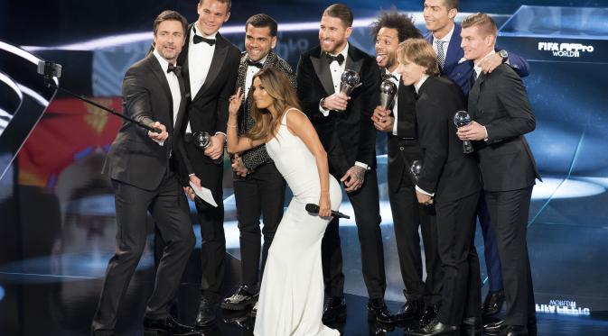 Selfie para pemain yang masuk dalam daftar FIFA FIFPro World XI melakukan selfie, termasuk lima pilar Real Madrid. (Ennio Leanza/Keystone)