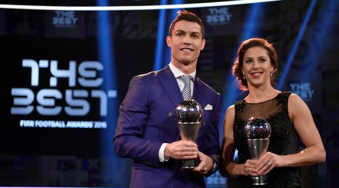 Bintang Real Madrid, Cristiano Ronaldo dan Pesepakbola wanita asal AS, Carli Lloyd berpose bersama usai keduanya menerima penghargaan Pemain Terbaik Dunia FIFA 2016 pada acara Best FIFA Football Awards di Zurich, Senin (9/1). (FABRICE COFFRINI/AFP)