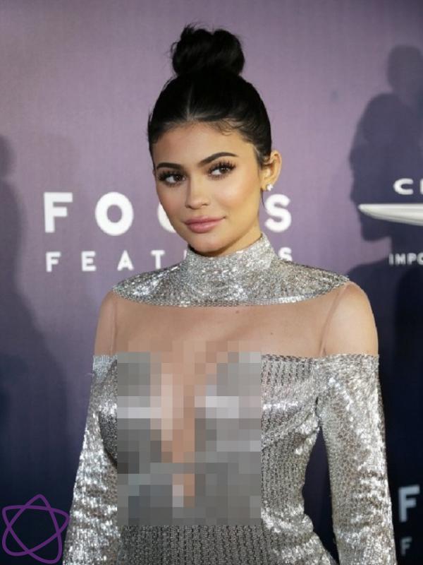 Penampilan Kylie Jenner saat menghadiri Golden Globes 2017. (AFP/Bintang.com)