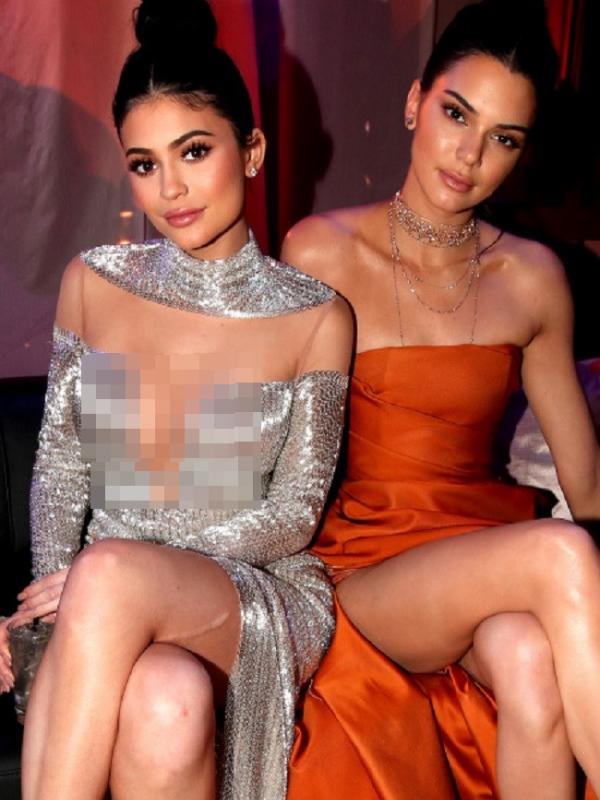 Penampilan Kylie Jenner dan Kendall Jenner saat menghadiri Golden Globes 2017. (Foto: People)