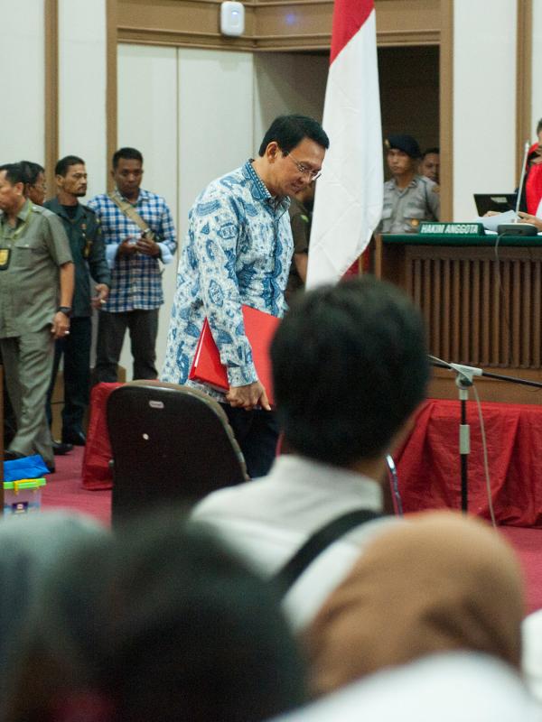 Basuki Tjahaja Purnama (Ahok) saat akan duduk di kursi terdakwa untuk menjalani sidang lanjutan di Auditorium Kementan, Jakarta Selatan, Selasa (10/1). Ahok yang memasuki ruang sidang terlihat menenteng map merah. (Liputan6.com/Hendra Setyawan/Pool)
