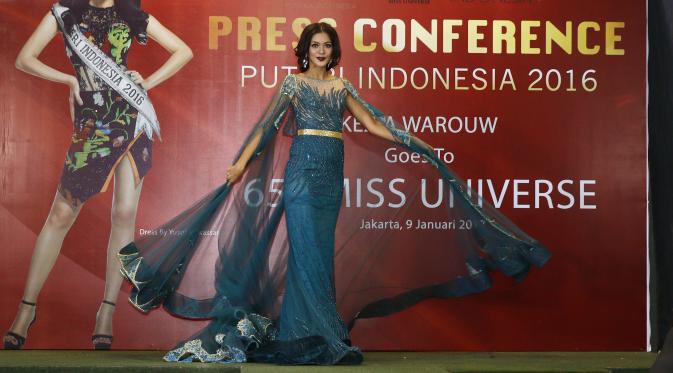 Terinspirasi keindahan alam Indonesia, Ivan Gunawan membawa nuansa hijau dan emas dalam gaun ini (Liputan6.com/Herman Zakharia)