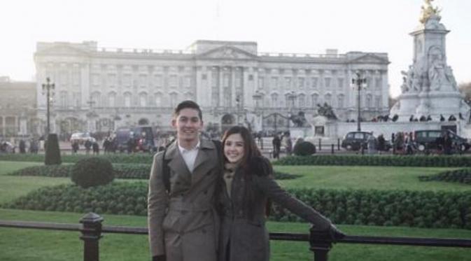 Samuel Zylgwyn dan Franda  di depan Istana Buckingham Palace (Instagram/@frandaaa87)