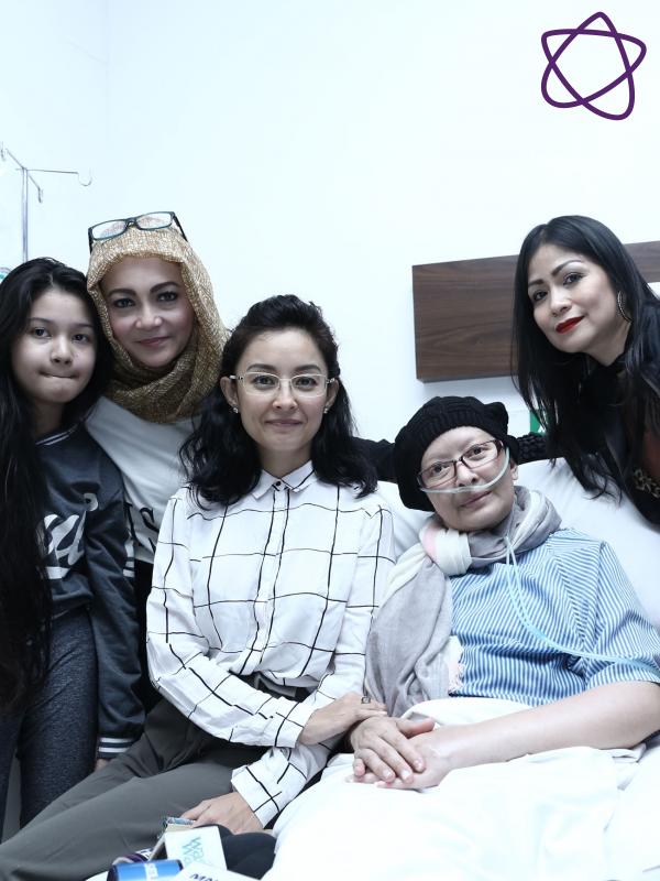 Bersama dengan teman-temannya dari satu rumah produksi, Linggasuri, Putri Patricia dan Firda Razak akan menggalang dana buat pengobatan Yana Zein. (Galih W. Satria/Bintang.com)