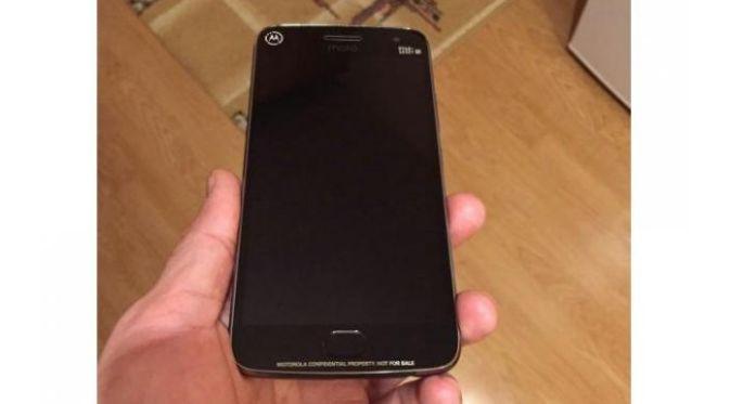 Seorang pengguna OLX dari Rumania menjual sebuah ponsel diduga Moto G5 Plus, seharga US$ 387 (Foto: Softpedia)