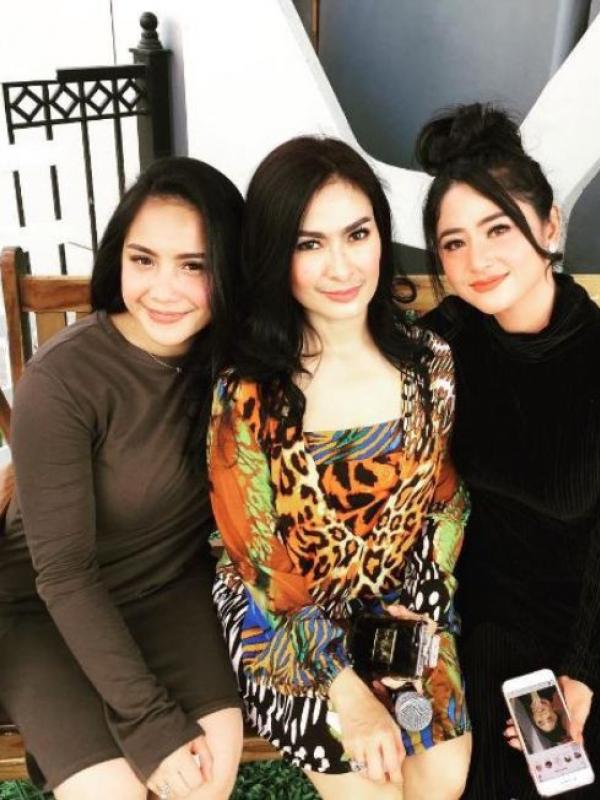 Nagita Slavina bersama Iis Dahlia dan Dewi Perssik. (Instagram - @raffinagita1717)