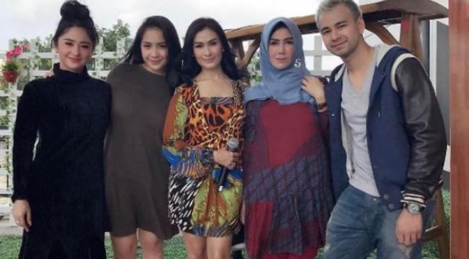 Nagita Slavina bersama Amy Qanita, Raffi Ahmad, Iis Dahlia, dan Dewi Perssik. (Instagram - @isdadahlia)