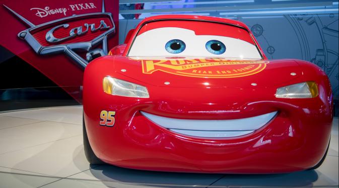 Pixar Animation memboyong mobil Lightning McQueen yang tampil dalam film "Cars 3" pada ajang North American International Auto Show di Detroit, Michigan, Selasa (10/1). (AFP Photo/JIM WATSON)