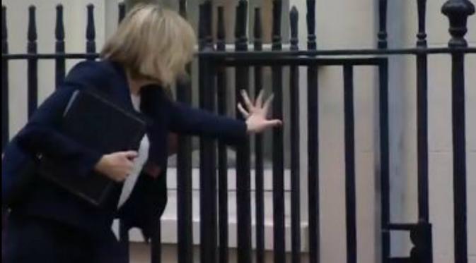 Saat Amber Rudd nyaris terjatuh karena sepatu hak tingginya tersangkut di trotoar. (Video Grab)