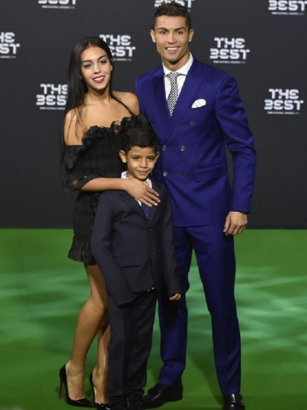 Christiano Ronaldo menggandeng kekasih barunya Georgia Rodriguez. (AFP/Bintang.com)