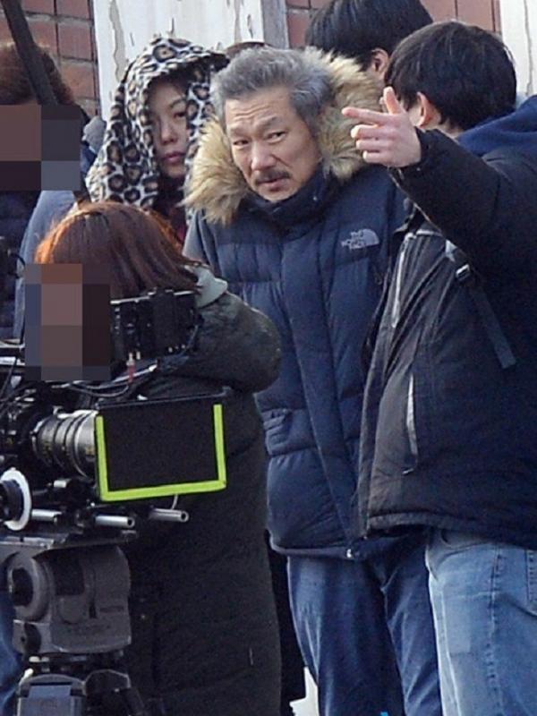 Hong Sang Soo dan Kim Min Hee tertangkap kamera paparazi setelah skandal perselingkuhan mereka terkuak. (Foto: Koreaboo)