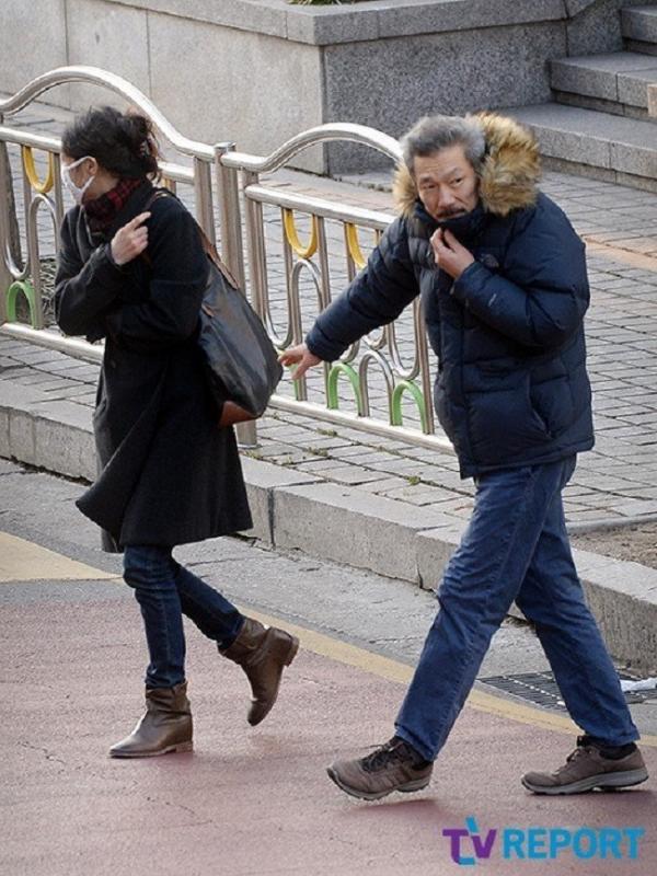 Hong Sang Soo dan Kim Min Hee tertangkap kamera paparazi setelah skandal perselingkuhan mereka terkuak. (Foto: Koreaboo)