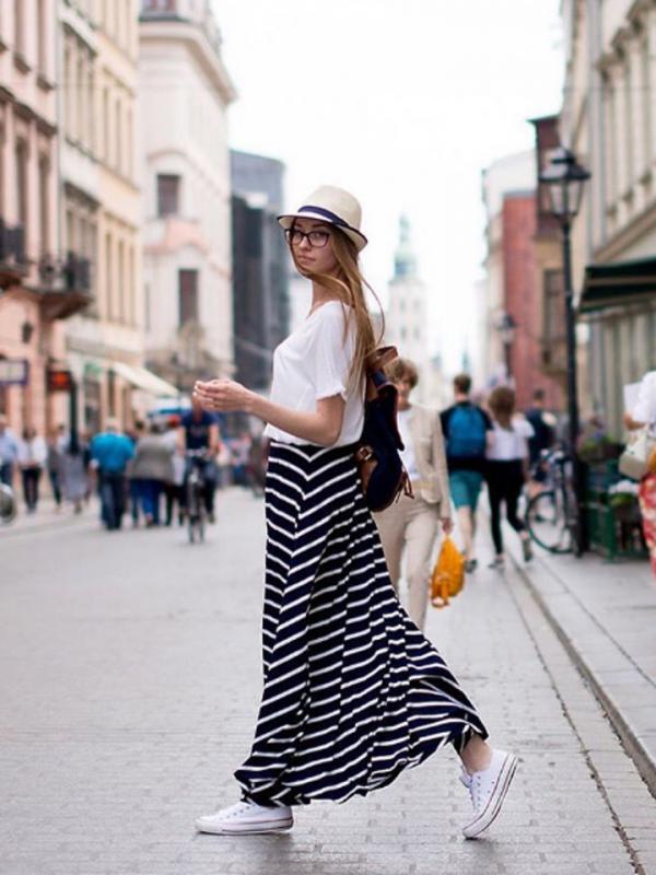 Meski pakai rok, kamu terlihat keren dengan sepatu kets. (via: lookbook)