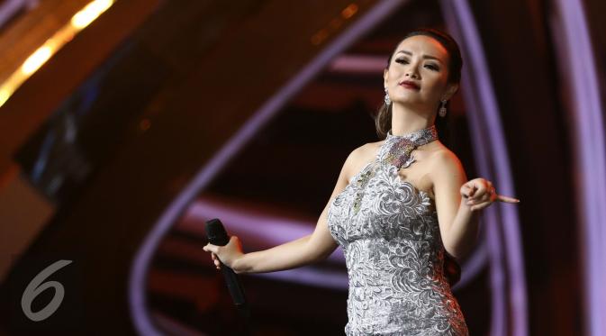 Penampilan Zaskia Gotik di Konser Raya 22 Tahun Indosiar. (Herman Zakharia/Liputan6.com)