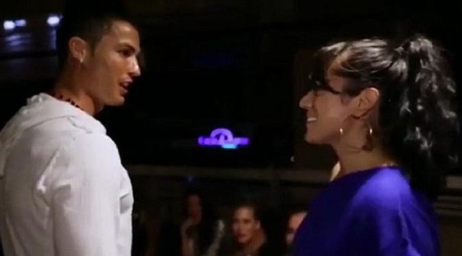 Cristiano Ronaldo berbincang dengan Tiana Ros, sepupu Jennifer Lopez. (Daily Mail)