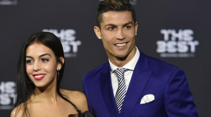 Ronaldo yang sangat tampan dengan setelan tuxedo berwarna birunya berlenggang di karpet hijau bersama anak dan wanita berambut panjang bernama Georgina Rodriguez. Model asal Spanyol itu ternyata kekasih baru Ronaldo. (AFP/Bintang.com)