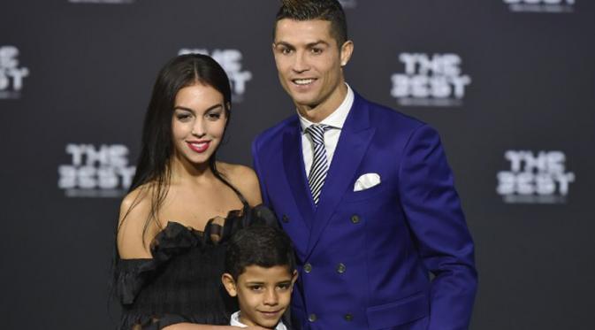 Cristiano Ronaldo bersama kekash barunya Georgina Rodriguez. (AFP/Bintang.com)