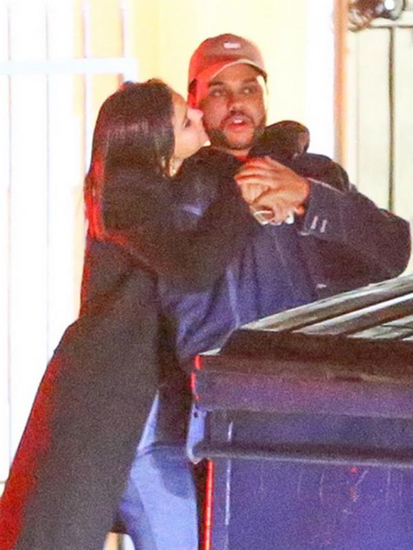 Beredarnya foto-foto mesra keduanya memang cukup mengejutkan. Terlihat di foto itu Selena dan The Weeknd tak ada kesan untuk merahasiakan dari penggemarnya. (doc.TMZ.com)