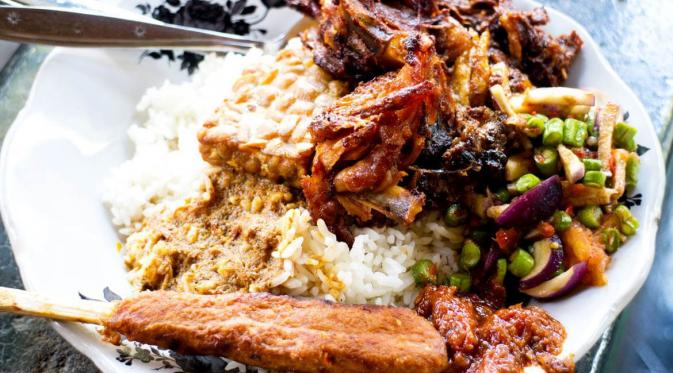 Penasaran dengan lezatnya nasi campur khas Lombok? Simak ulasan berikut ini.