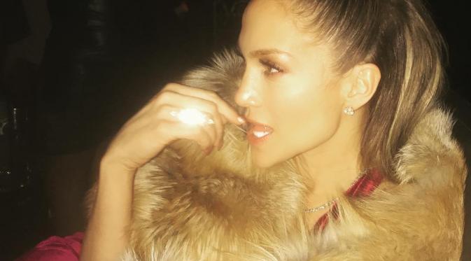 Kalung yang dikenakan Jennifer Lopez ini disebut-sebut merupakan hadiah dari Drake, dan berharga Rp1,3 miliar. (Instagram)