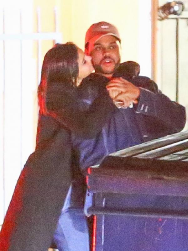 Selena Gomez dan The Weeknd terlihat bermesraan pada Selasa (10/1/2017) malam. (Foto: TMZ)