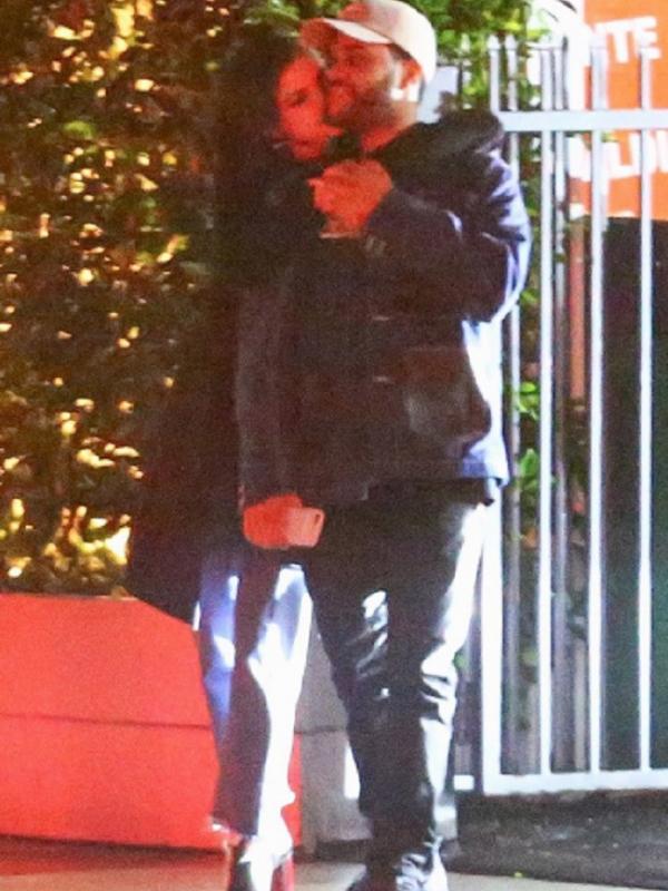 Selena Gomez menunjukkan hubungan kasihnya dengan The Weknd pada Januari 2017. (Foto: TMZ)
