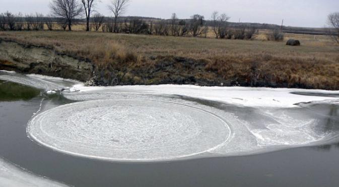 Lempengan es berputar di sebuah sungai di North Dakota (AP)