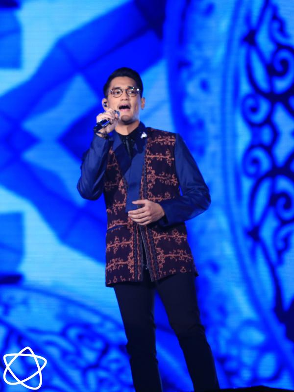 Afgan saat tampil di HUT Indosiar. (Adrian Putra/Bintang.com)