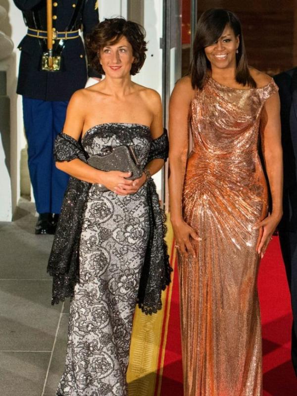 Gaun malam Michelle Obama yang dirancang oleh Atelier Versace. Sumber: usmagazine.com.