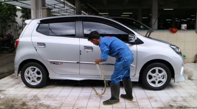 Sering kali pemilik mobil malas mencuci usai terkena air hujan (Herdi/Liputan6.com)