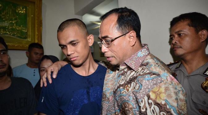 Menhub Budi Karya Sumadi saat mengunjungi keluarga korban kekerasan Taruna STIP, Amirullah Adityas Putra