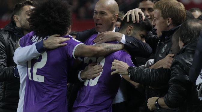 Pemain dan pelatih Real Madrid merayakan gol Marco Asensio ke gawang Sevilla pada leg kedua perdelapan final Copa del Rey, Jumat (13/1/2017) dinihari WIB. (AP/Angel Fernandez)