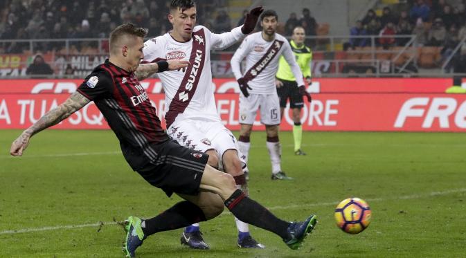 Gelandang AC Milan Juraj Kucka saat mencetak gol ke gawang Torino (AP Photo/Antonio Calanni)