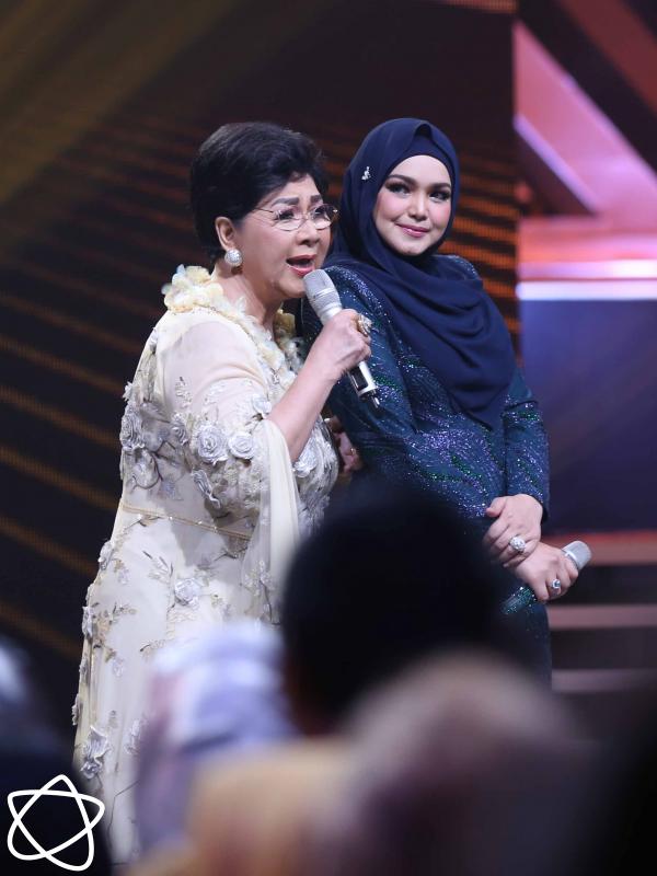 Siti Nurhaliza memeriahkan acara Golden Memories International Indosiar. (Nurwahyunan/Bintang.com)