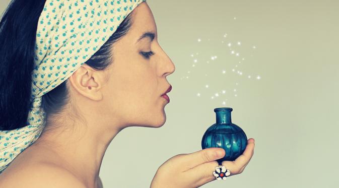 Jangan Asal Semprot, Ini 5 Cara Pakai Parfum yang Benar. (Foto: huffpost.com)