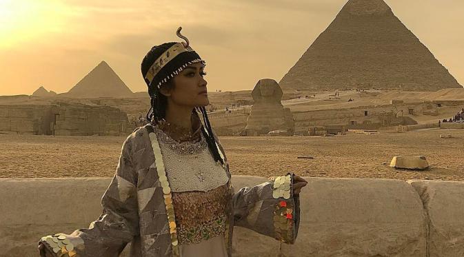 Julia Perez pose bak Cleopatra di Mesir usai melaksanakan umrah [foto: Instagram/juliaperrezz]