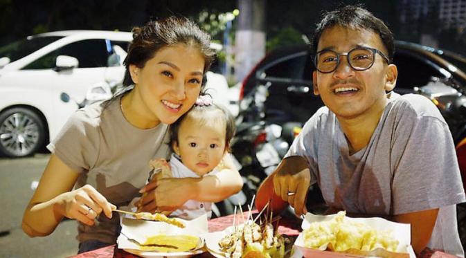 Ruben Onsu bersama Sarwendah dan putrinya, Thalia. (Instagram)