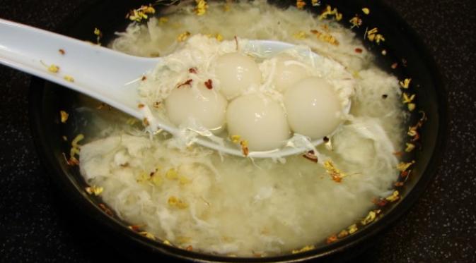 Jiu Niang Tang, makanan tradisional yang harus ada saat malam perayaan Tahun Baru Imlek. Sumber: Sunflower Food Galore.