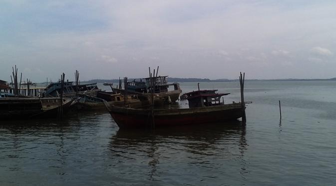 Satgas Patroli Bea Cukai Kepri menggagalkan penyelundupan bawang merah oleh tiga kapal dari Malaysia. (Liputan6.com/Ajang Nurdin)