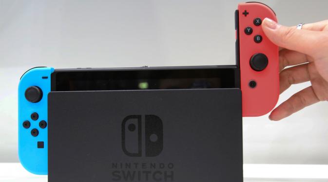 Nintendo Switch bakal mulai dipasarkan pada 3 Maret mendatang di seluruh dunia, Tokyo, Jumat (13/1). Switch hadir dalam dua pilihan warna, yakni hitam dan kombinasi merah-biru. Keduanya dijual dengan harga yang sama. (AP Photo/ Koji Sasahara)