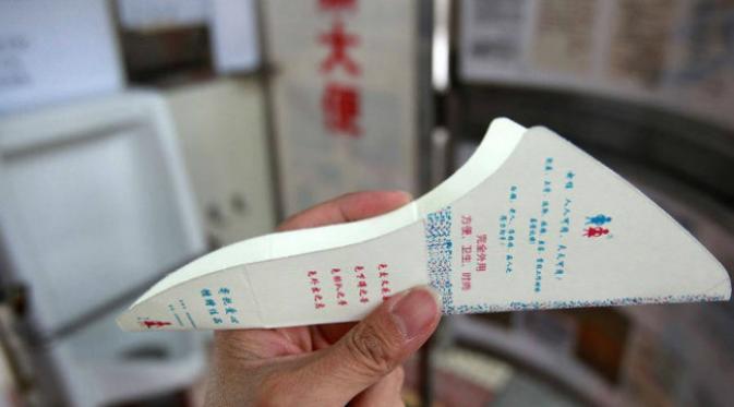 Kertas lipat untuk membantu penggunaan urinal berdiri khusus wanita. (Sumber Guangdong News)