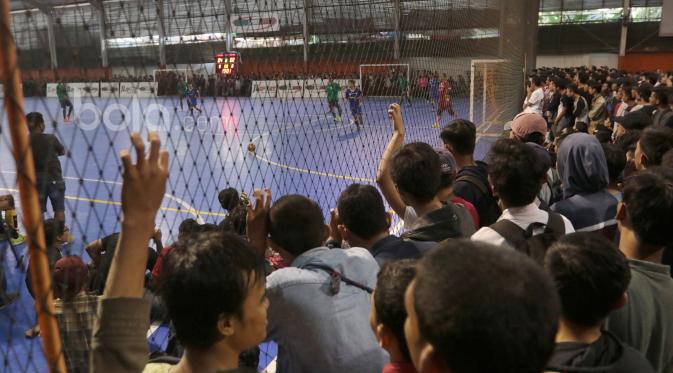 Antusias fans memenuhi lapangan futsal saat Timnas Futsal Indonesia melawan Antam FC pada laga uji coba di Tifosi Sport Center, Jakarta Timur, (13/1/2017). (Bola.com/Nicklas Hanoatubun)