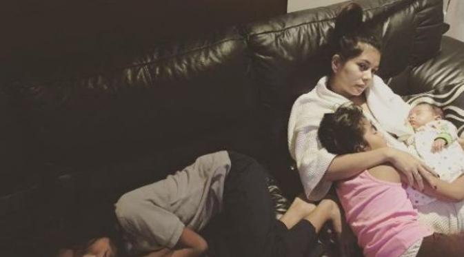 Meisya Siregar bersama ketiganya anaknya. (Instagram - @meisya__siregar)
