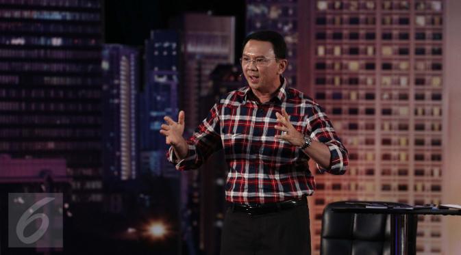 Cagub DKI Jakarta nomor 2, Basuki T Purnama memaparkan visi misi pada debat perdana Cagub DKI Jakarta di Bidakara, Jakarta, Jumat (13/1). Ahok menjawab pertanyaan moderator tentang solusi masalah ketimpangan dan kemiskinan. (Liputan6.com/Faizal Fanani)