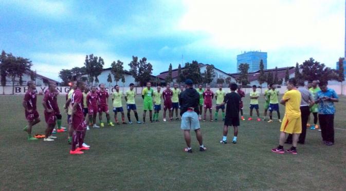  Pemain Bhayangkara FC mulai berlatih mempersiapkan diri untuk kompetisi musim 2017. (Liputan6.com/Ahmad Zaini)
