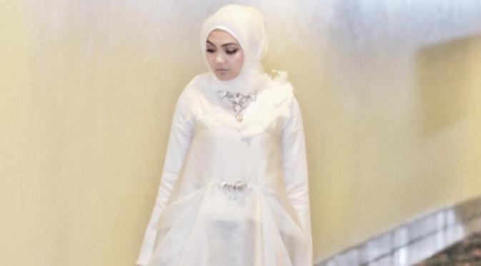 Cantiknya Rina Nose pakai gaun putih (Foto: Instagram)